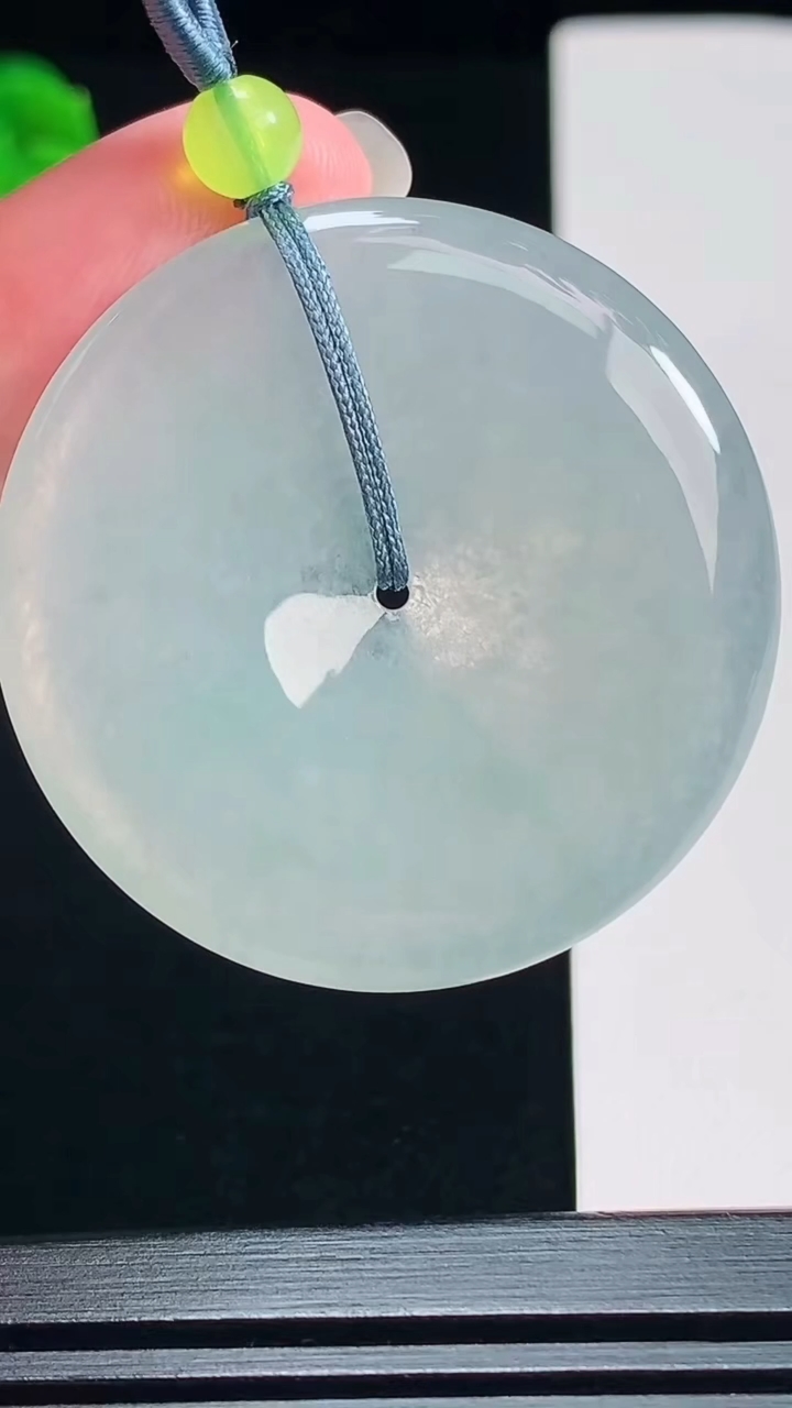 天然A货翡翠平安扣吊坠，尺寸40-5.5 重量:19.29g
7月23日