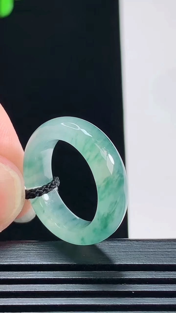 天然A货翡翠冰种飘花玉指环 戒指，尺寸15.6-6-3.5 重量:4.29g2026年7月23日
工