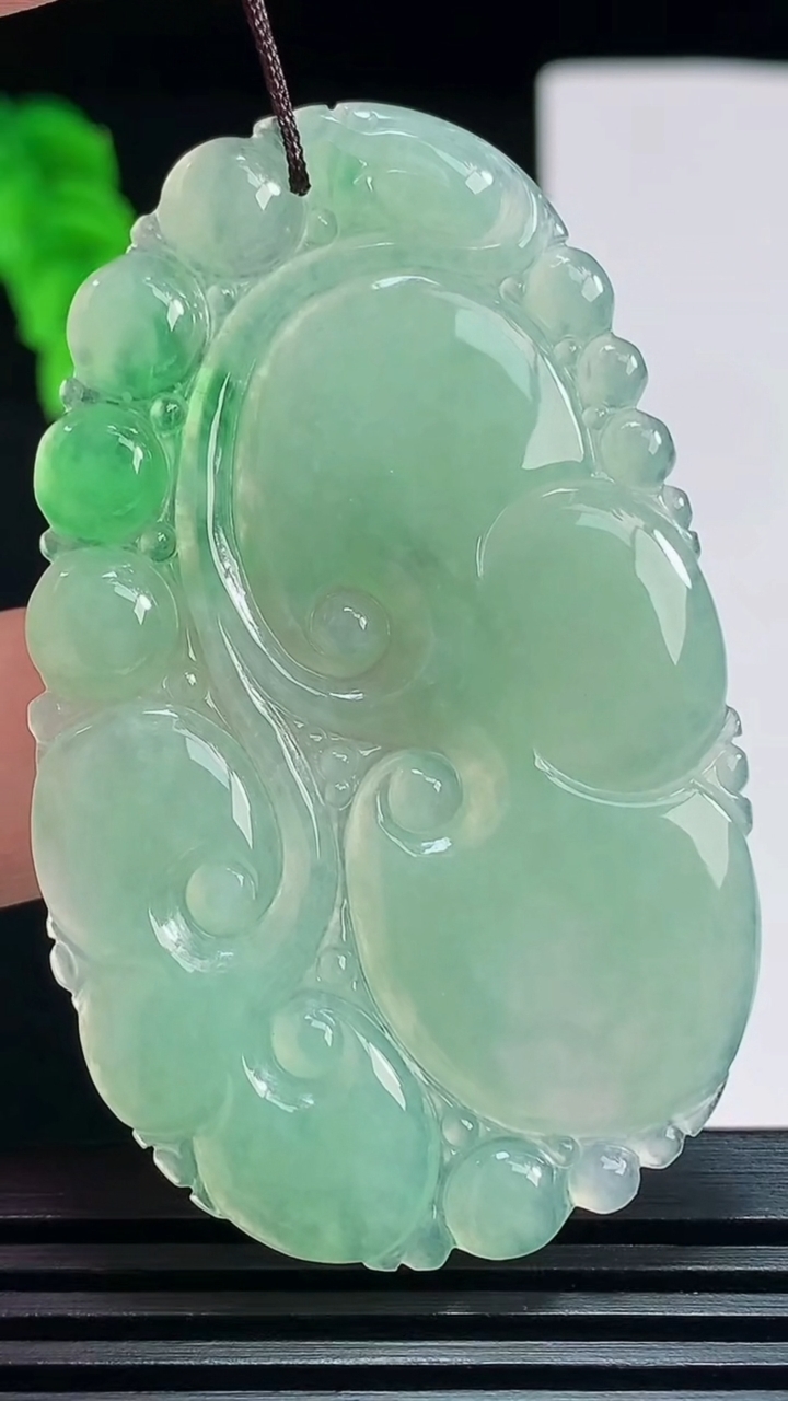 天然A货翡翠如意吊坠，尺寸59-36-3 重量:13.29g
7月23日