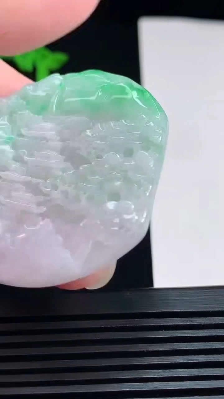 天然A货翡翠山水牌吊坠，尺寸48.6-45-5 重量:28.33g
7月23日