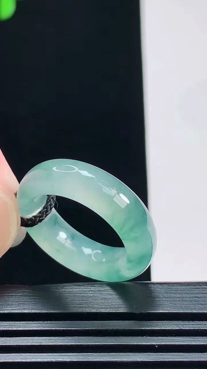 天然A货翡翠冰种飘花玉指环 戒指，尺寸15.6-6-3.5 重量:4.29g2026年7月23日
工厂直销收藏佳品,种好水足，色泽均匀，有种有色，上手高大气！