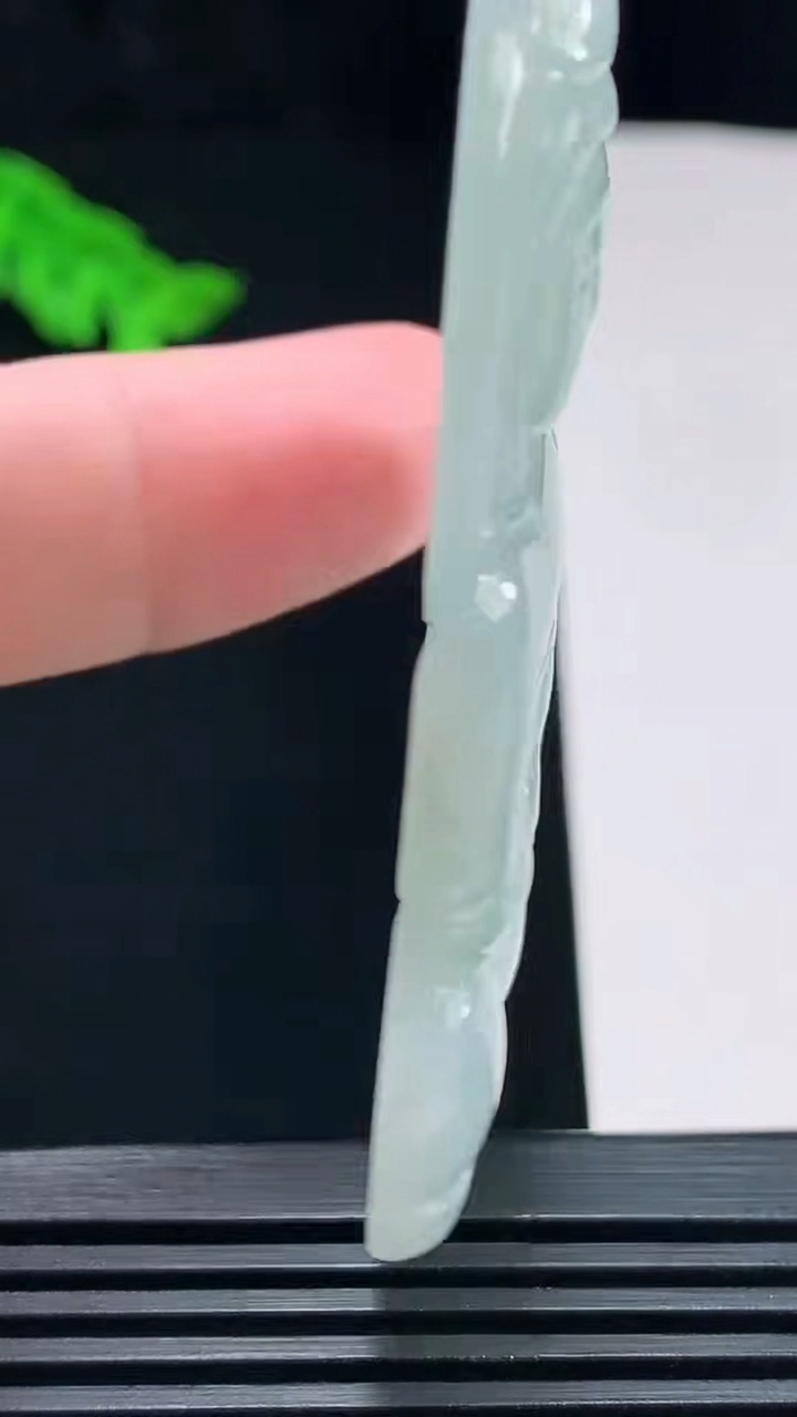 天然A货翡翠正装观音吊坠，尺寸62.6-39-6 重量:25.42g
7月23日