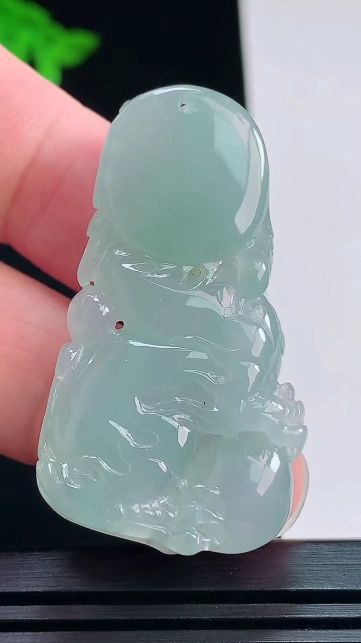 天然A货翡翠龙牌吊坠，尺寸45.5-24-8 重量:17.39g
7月23日