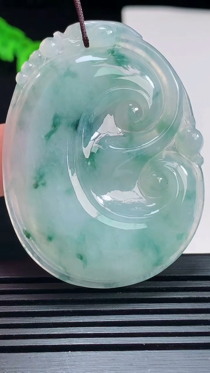 天然A货翡翠飘花如意吊坠，尺寸54.6-41.8-5.8 重量:23.20g
7月23日