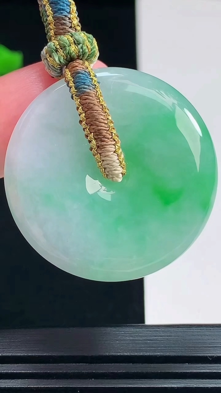 天然A货翡翠平安扣吊坠，尺寸32-6 重量:14.14g
7月23日