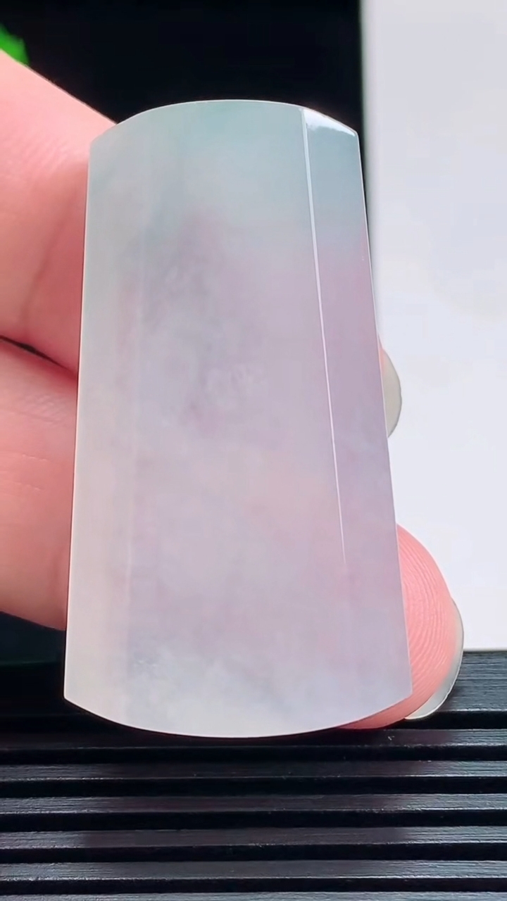 天然A货翡翠冰种飘花无事牌吊坠，尺寸42-23-5.6 重量:14.42g
7月23日
