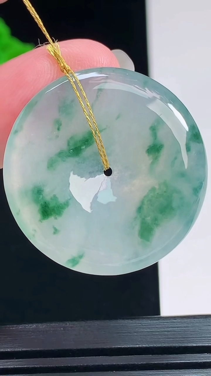 天然A货翡翠冰种飘花平安扣吊坠，尺寸31-5 重量:11.00g
7月23日