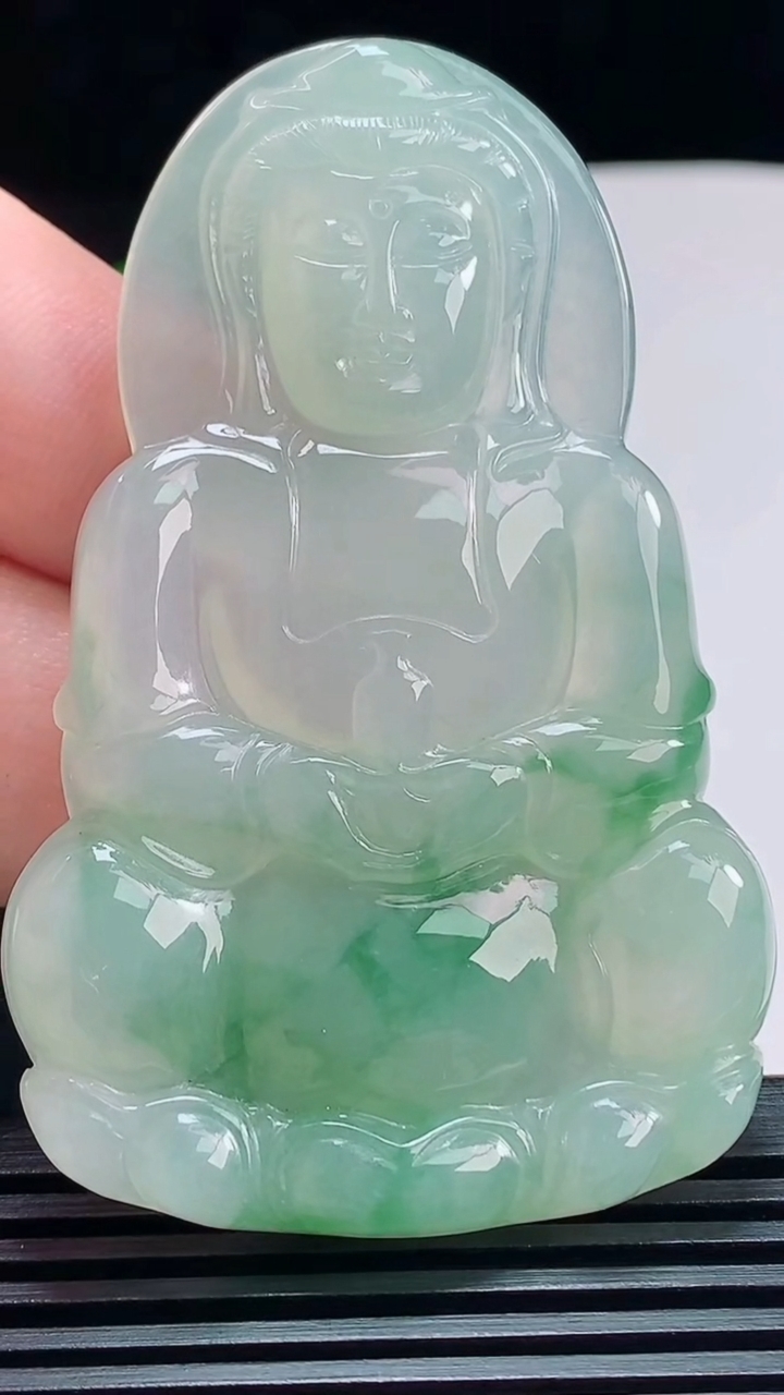 天然A货翡翠种飘花正装观音吊坠，尺寸66.5-42.5-5.6 重量:28.30g
7月23日