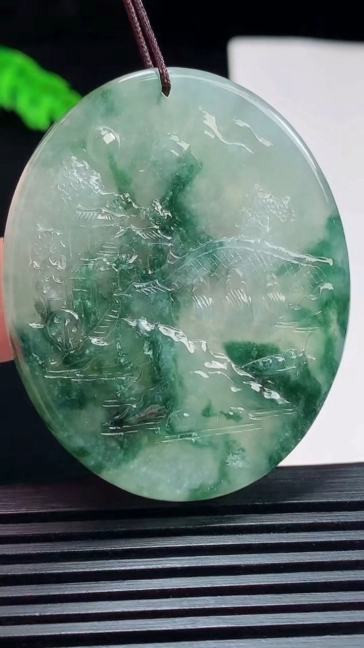 天然A货翡翠牌吊坠，尺寸51.5-42-5.2 重量:27.95g
7月23日