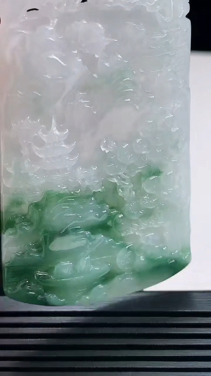 天然A货翡翠牌吊坠，尺寸70-43.2-6 重量:38.32g
7月23日