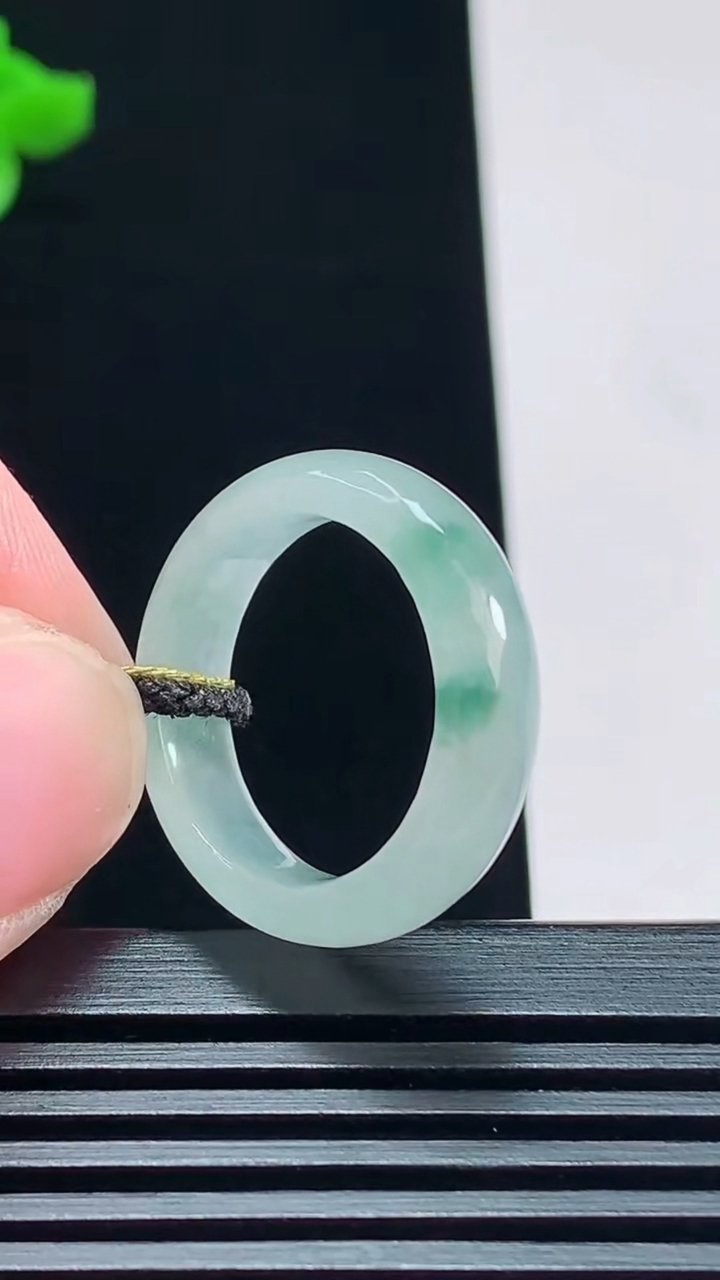 天然A货翡翠飘花玉指环 戒指，尺寸16.8-5.5-3.2 重量:3.43g2026年7月23日
工厂直销收藏佳品,种好水足，色泽均匀，有种有色，上手高大气！