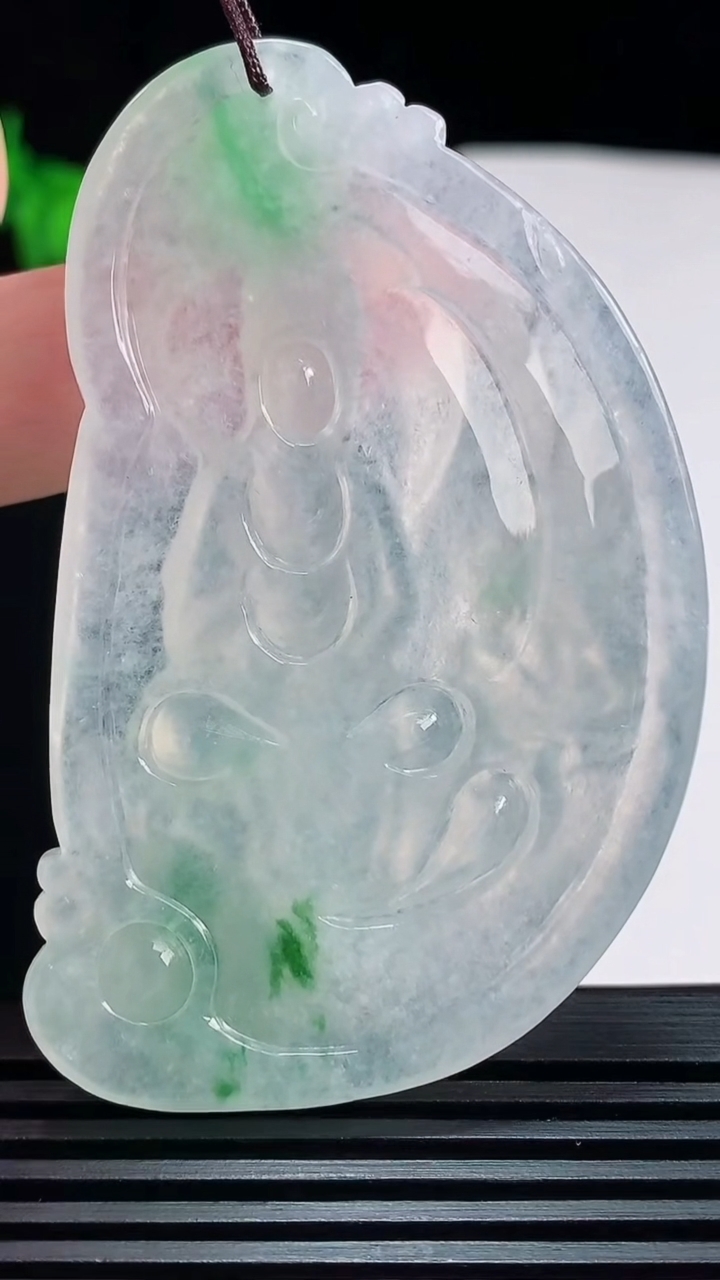 天然A货翡翠大势至菩萨吊坠，尺寸66-40.5-7 重量:32.04g
7月23日