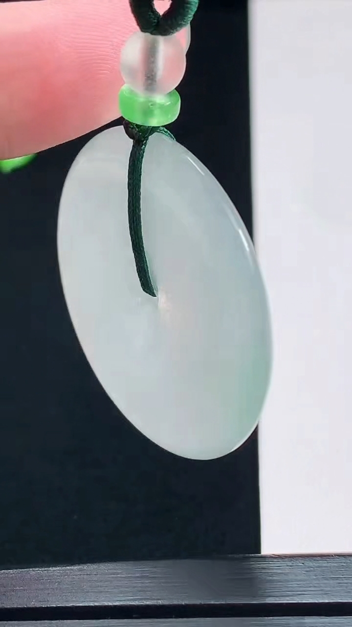 天然A货翡翠平安扣吊坠，尺寸36-4.6 重量:14.36g
7月23日