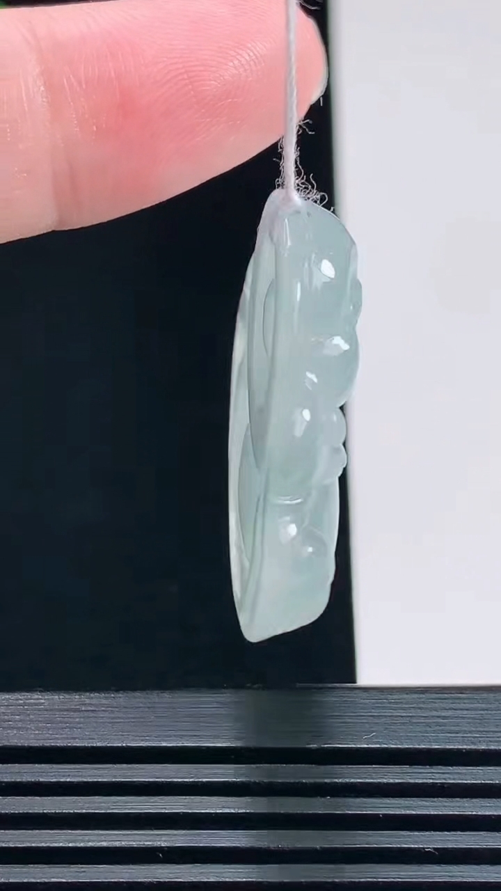 天然A货翡翠冰种飘花佛公吊坠，尺寸30.5-33-6.5 重量:10.00g
7月23日