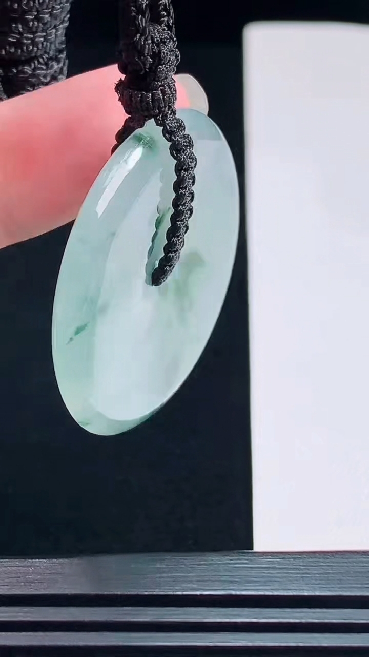 天然A货翡翠冰种飘花平安扣吊坠，尺寸37-6 重量:19.57g
7月23日