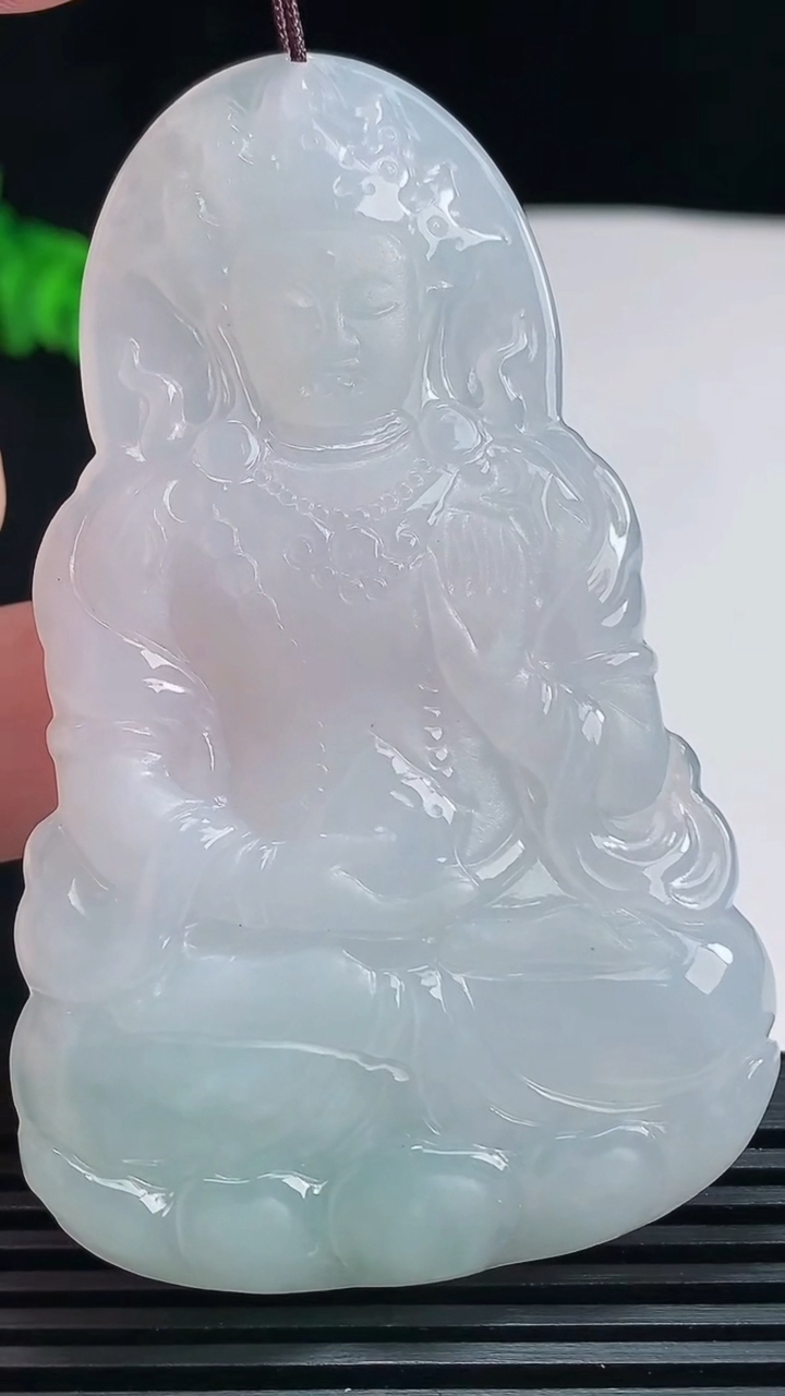 天然A货翡翠度母菩萨吊坠，尺寸71-44-5 重量:29.44g
7月23日