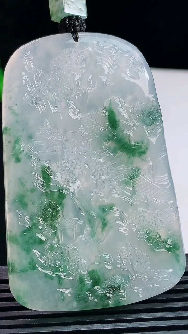 天然A货翡翠种飘花山水牌吊坠，尺寸70-45-5.5 重量:50.68g
7月23日