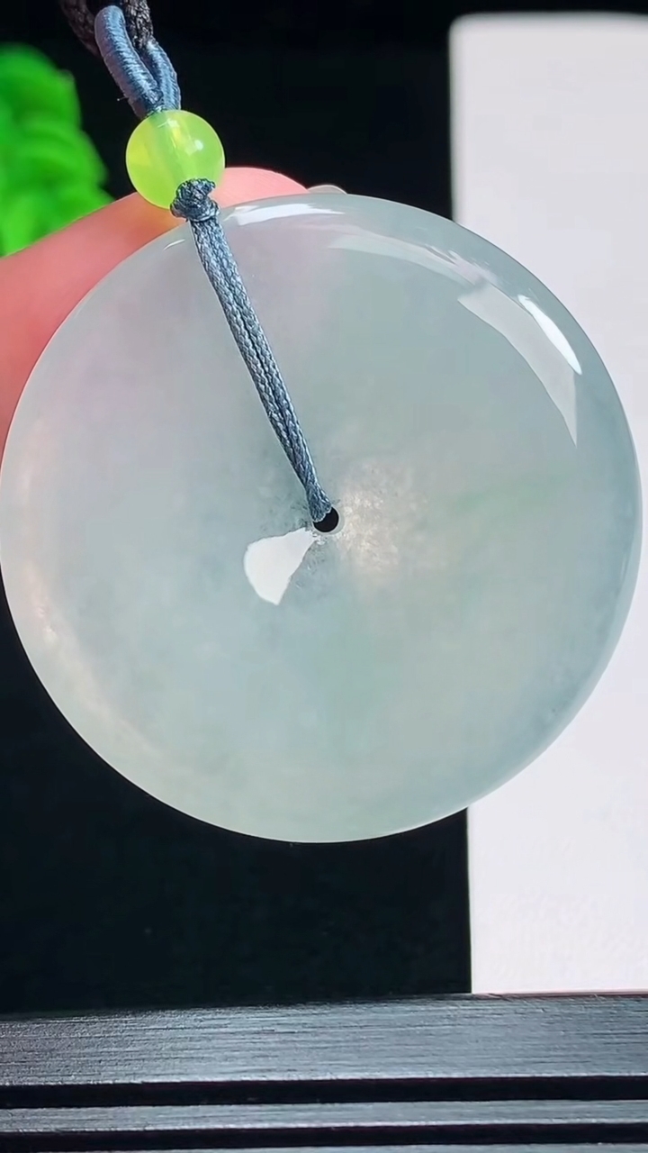 天然A货翡翠平安扣吊坠，尺寸40-5.5 重量:19.29g
7月23日