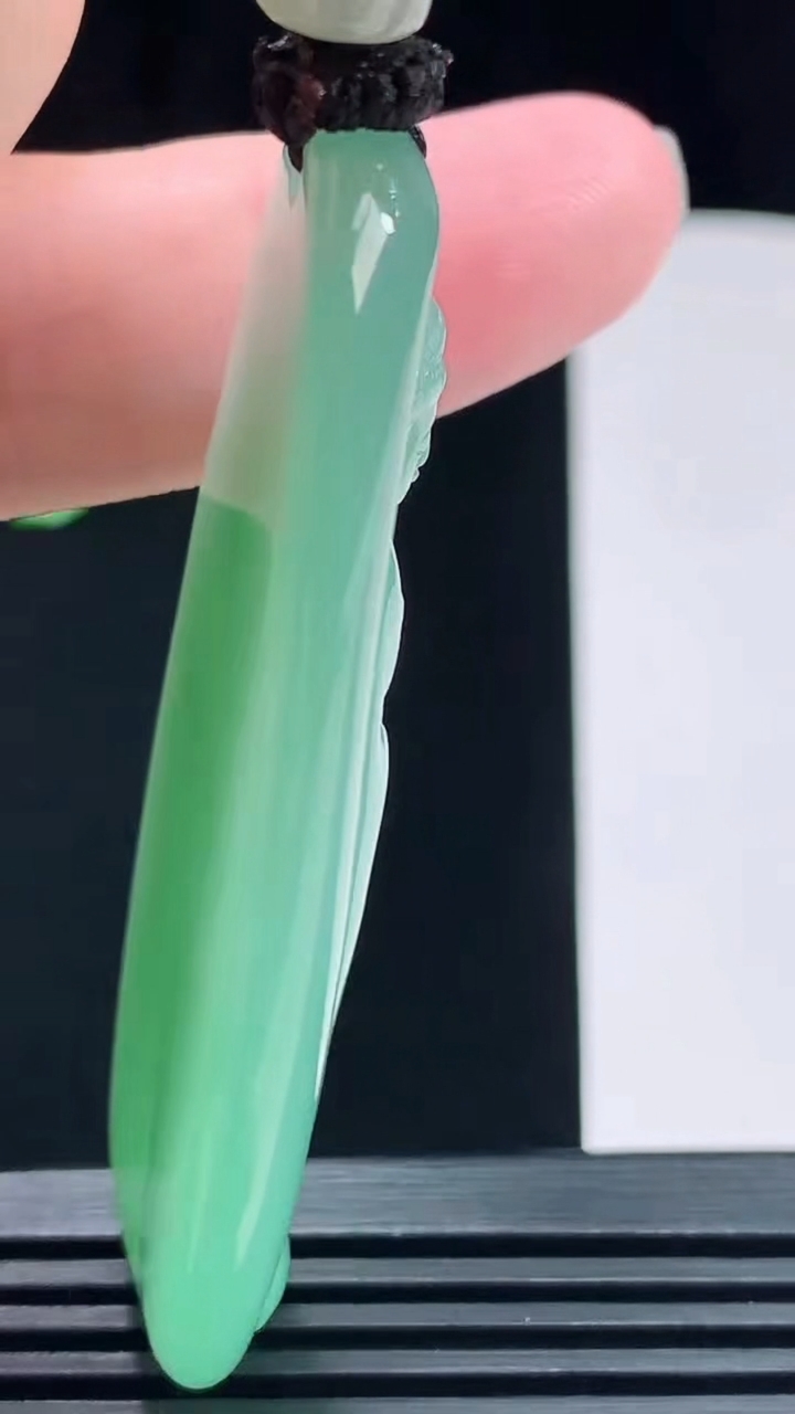 天然A货翡翠观音菩萨吊坠，尺寸62-29-8.6 重量:33.47g
7月23日
