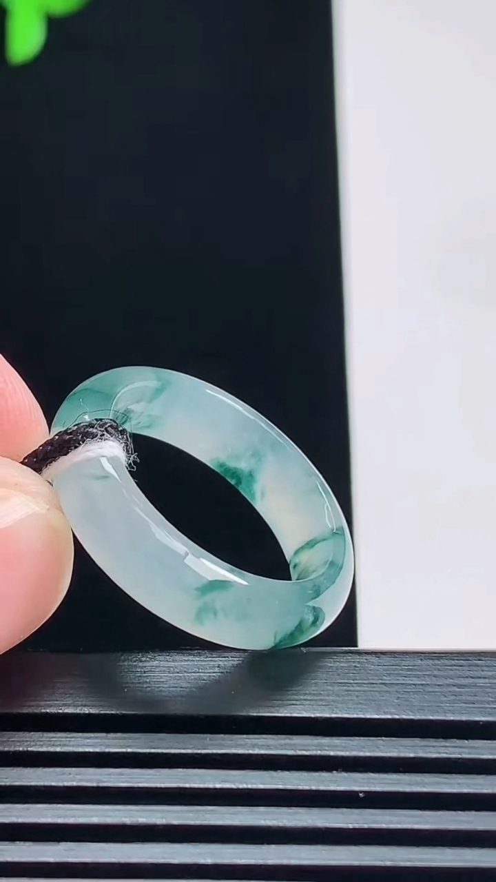 天然A货翡翠冰种飘花玉指环 戒指，尺寸17.8-5.6-3.5 重量:3.84g2026年7月23日
工厂直销收藏佳品,种好水足，色泽均匀，有种有色，上手高大气！