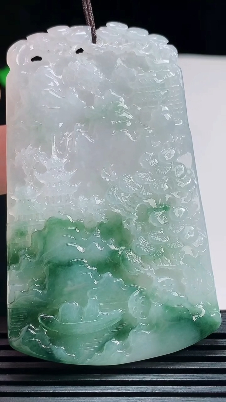 天然A货翡翠牌吊坠，尺寸70-43.2-6 重量:38.32g
7月23日
