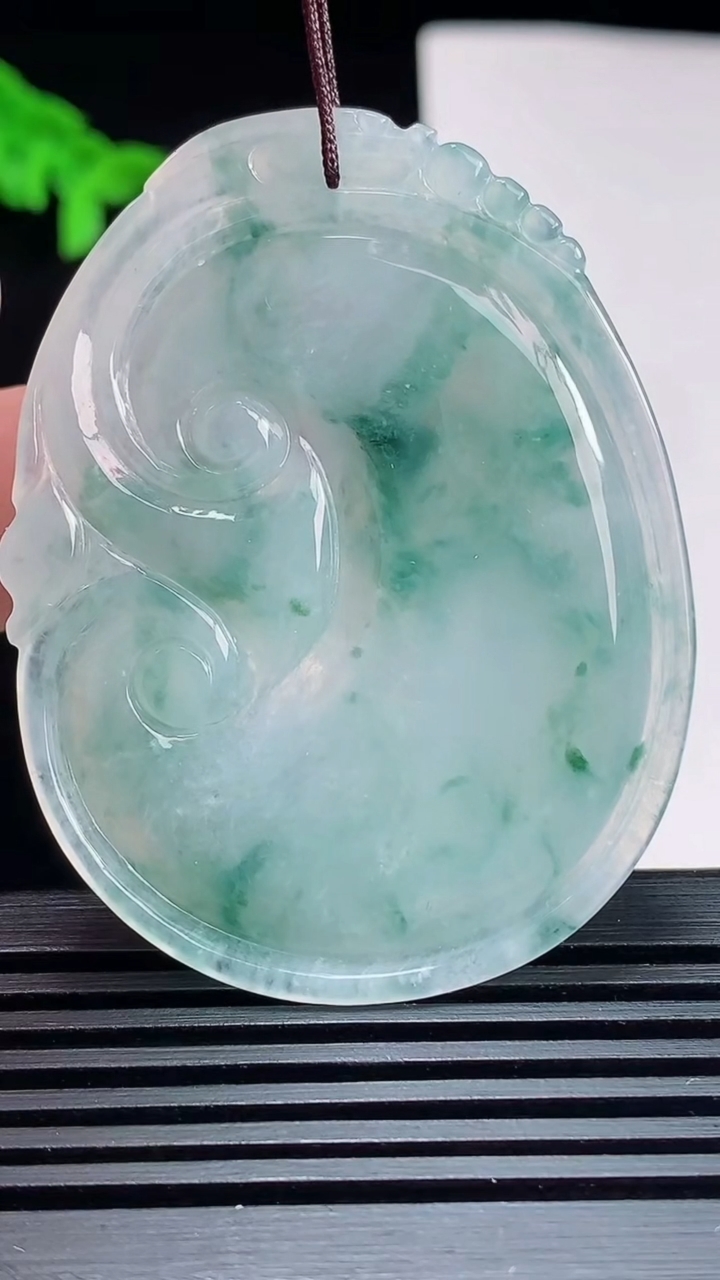 天然A货翡翠飘花如意吊坠，尺寸54.6-41.8-5.8 重量:23.20g
7月23日