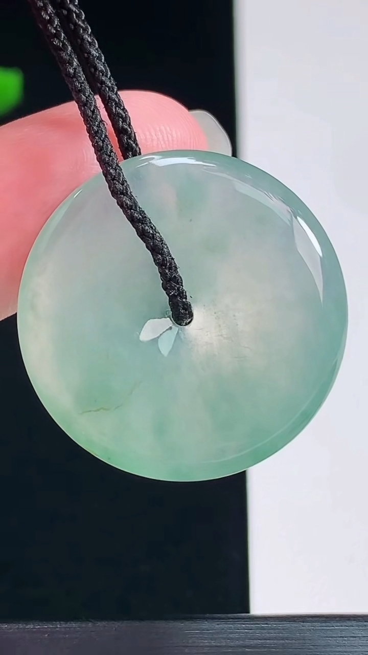 天然A货翡翠飘花平安扣吊坠，尺寸26-4.2 重量:6.00g
7月23日