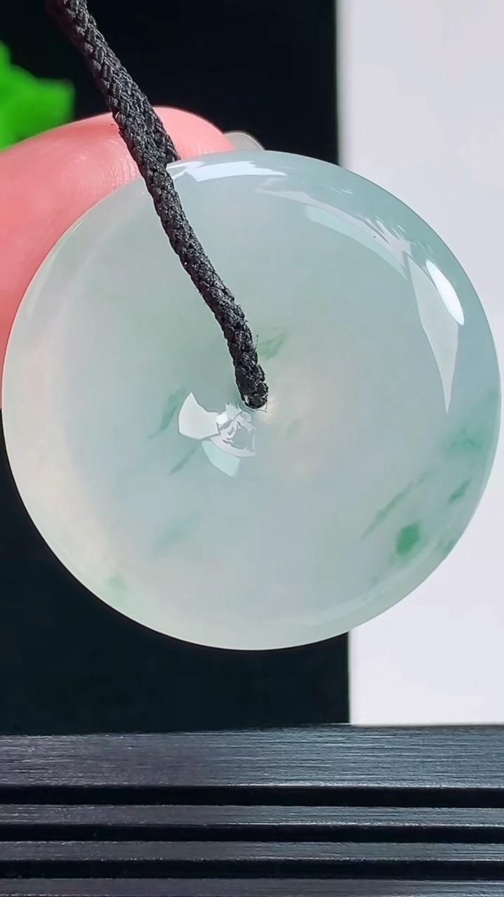 天然A货翡翠冰种飘花平安扣吊坠，尺寸30-5.2 重量:10.64g
7月23日