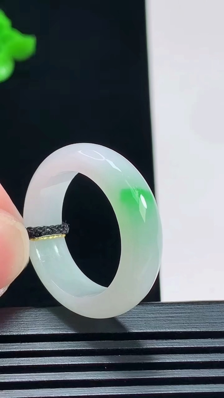 天然A货翡翠玉指环 戒指，尺寸19.6-6.6-3.6 重量:5.95g2026年7月23日
工厂直