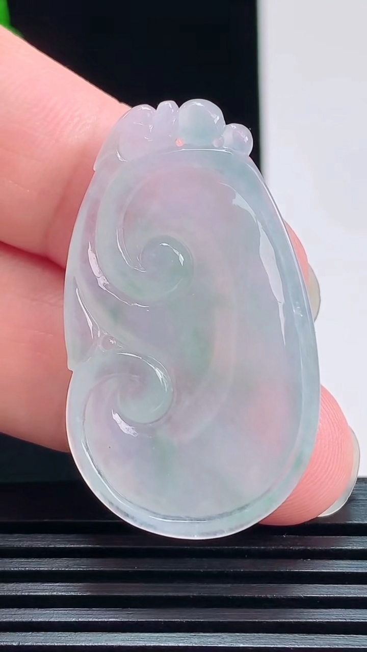 天然A货翡翠如意吊坠，尺寸40-23-5.2 重量:8.82g
7月23日