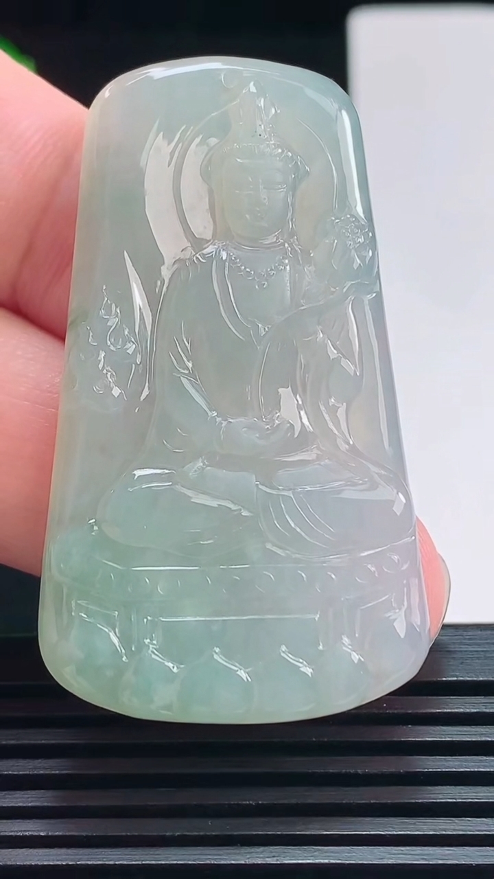 天然A货翡翠飘花大势至菩萨吊坠，尺寸50-28-4.6 重量:15.33g
7月23日