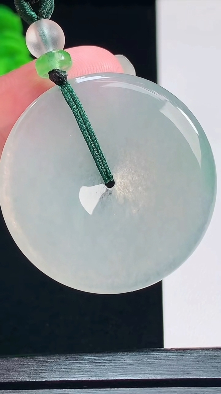 天然A货翡翠平安扣吊坠，尺寸36-4.6 重量:14.36g
7月23日
