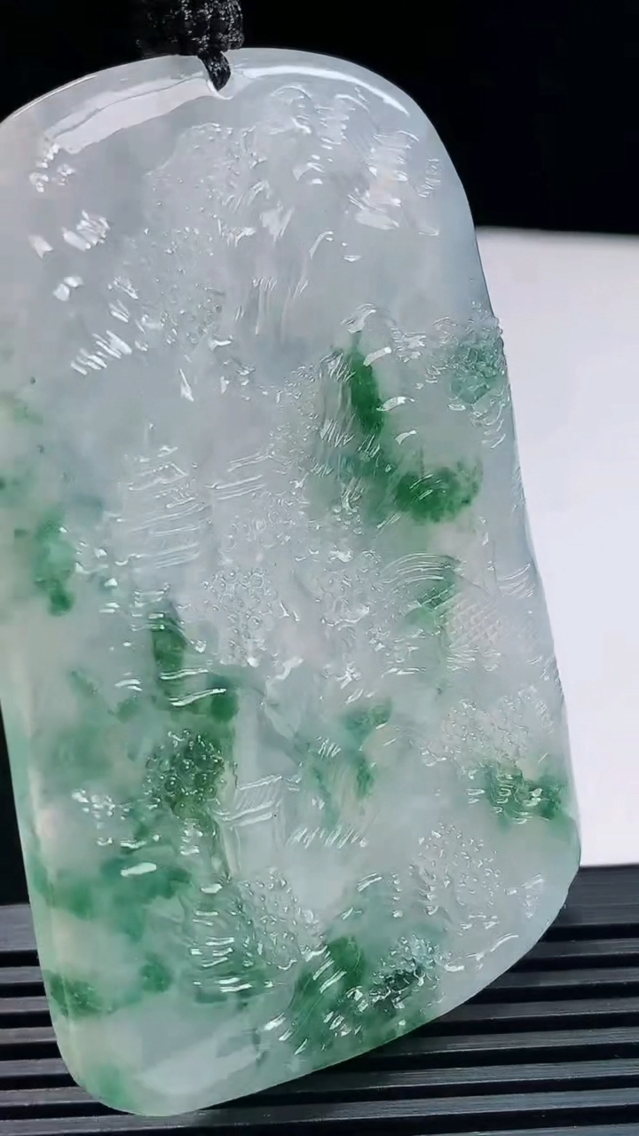 天然A货翡翠种飘花山水牌吊坠，尺寸70-45-5.5 重量:50.68g
7月23日