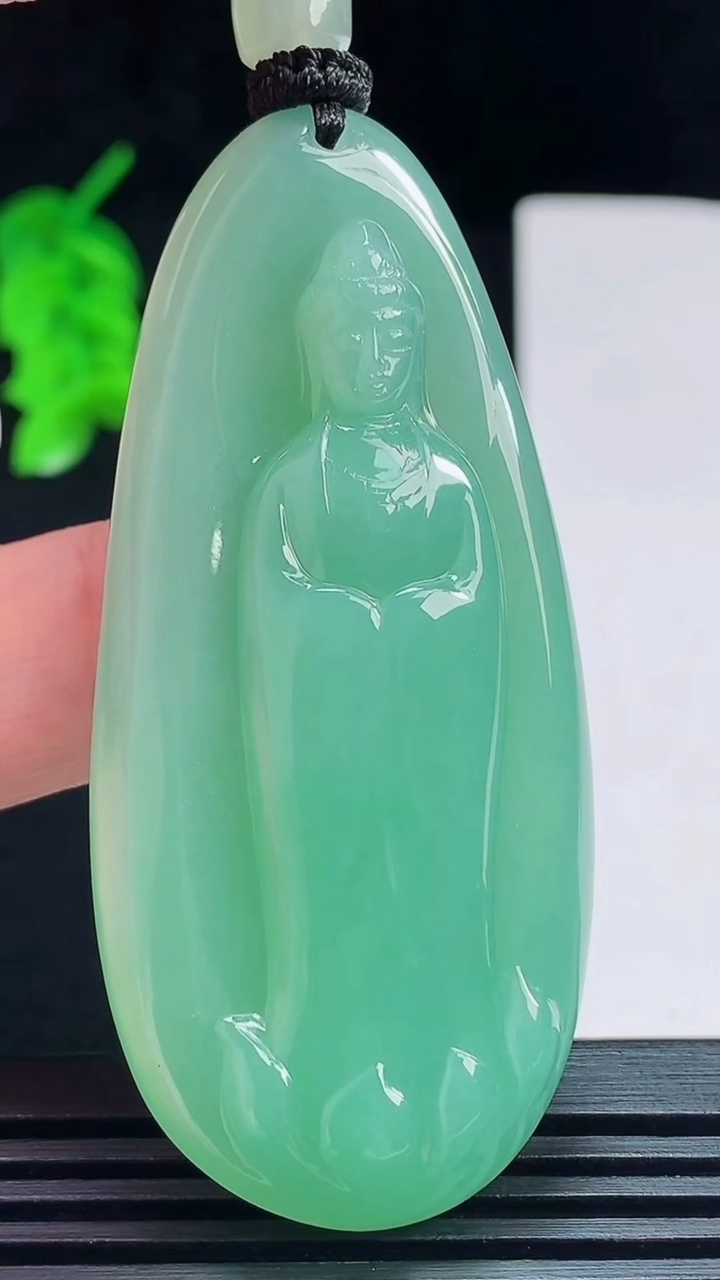 天然A货翡翠观音菩萨吊坠，尺寸62-29-8.6 重量:33.47g
7月23日