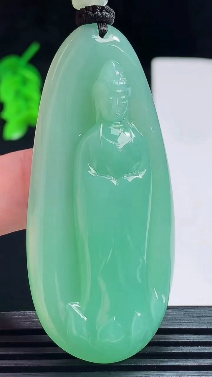 天然A货翡翠观音菩萨吊坠，尺寸62-29-8.6 重量:33.47g
7月23日