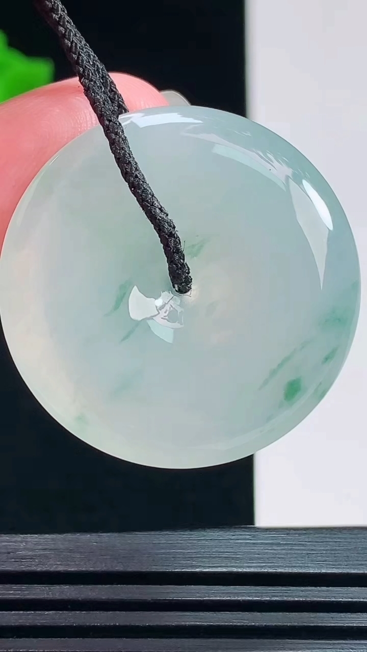 天然A货翡翠冰种飘花平安扣吊坠，尺寸30-5.2 重量:10.64g
7月23日