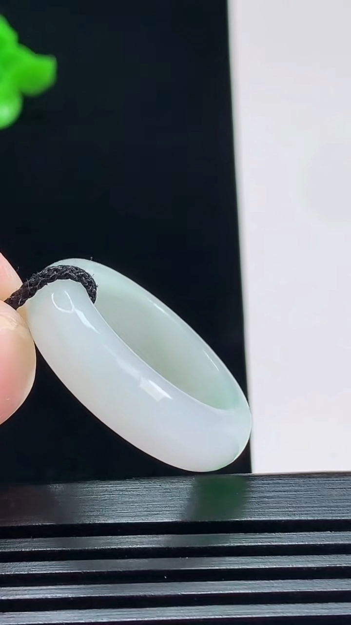 天然A货翡翠玉指环 戒指，尺寸19.6-6.6-3.6 重量:5.95g2026年7月23日
工厂直销收藏佳品,种好水足，色泽均匀，有种有色，上手高大气！