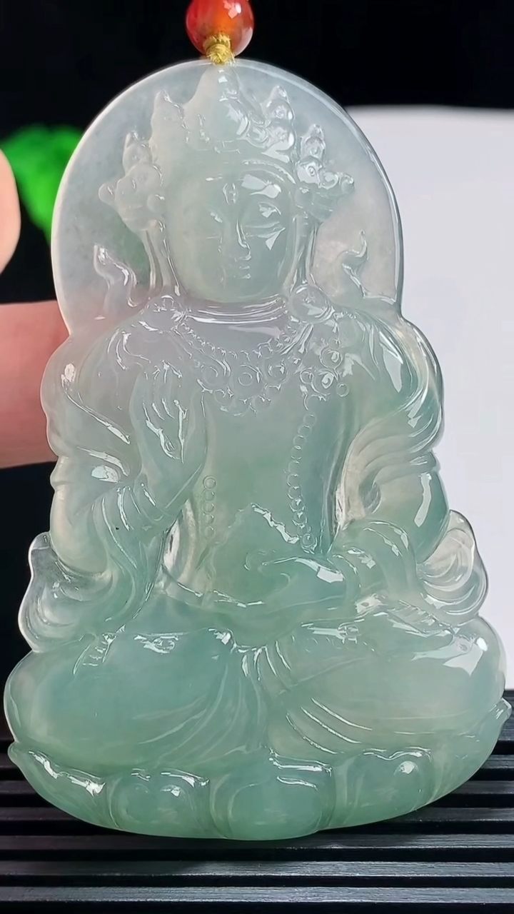 天然A货翡翠度母菩萨吊坠，尺寸69-44.5-5 重量:26.48g
7月23日