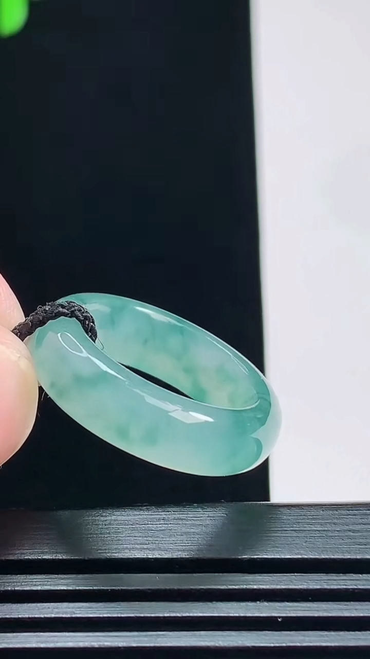 天然A货翡翠冰种飘花玉指环 戒指，尺寸15.6-6-3.5 重量:4.29g2026年7月23日
工厂直销收藏佳品,种好水足，色泽均匀，有种有色，上手高大气！