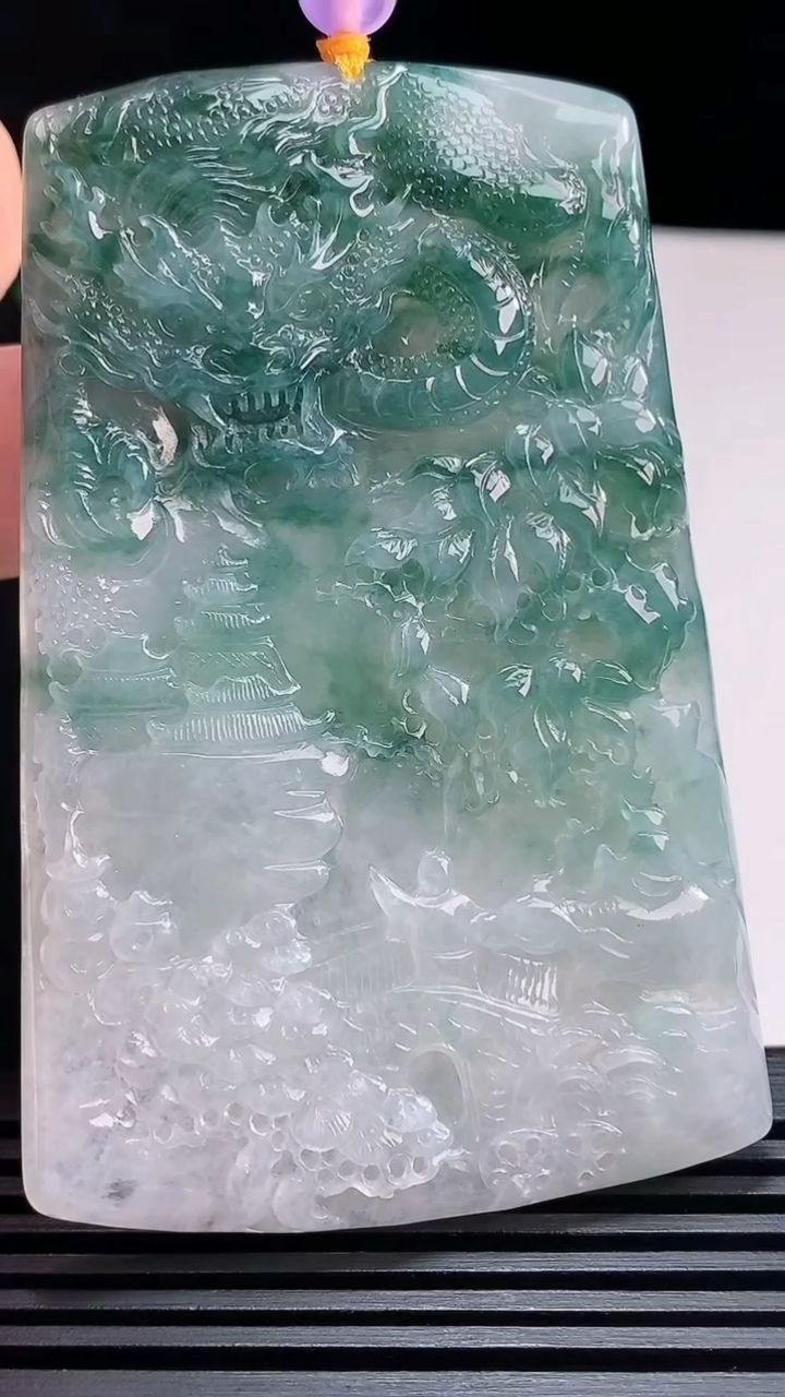 天然A货翡翠 龙牌吊坠，尺寸76-47-5 重量:38.77g
7月23日