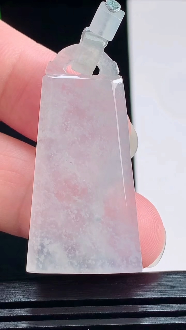天然A货翡翠节节高升 竹节吊坠，尺寸40-20.6-5.8 重量:12.24g
7月23日