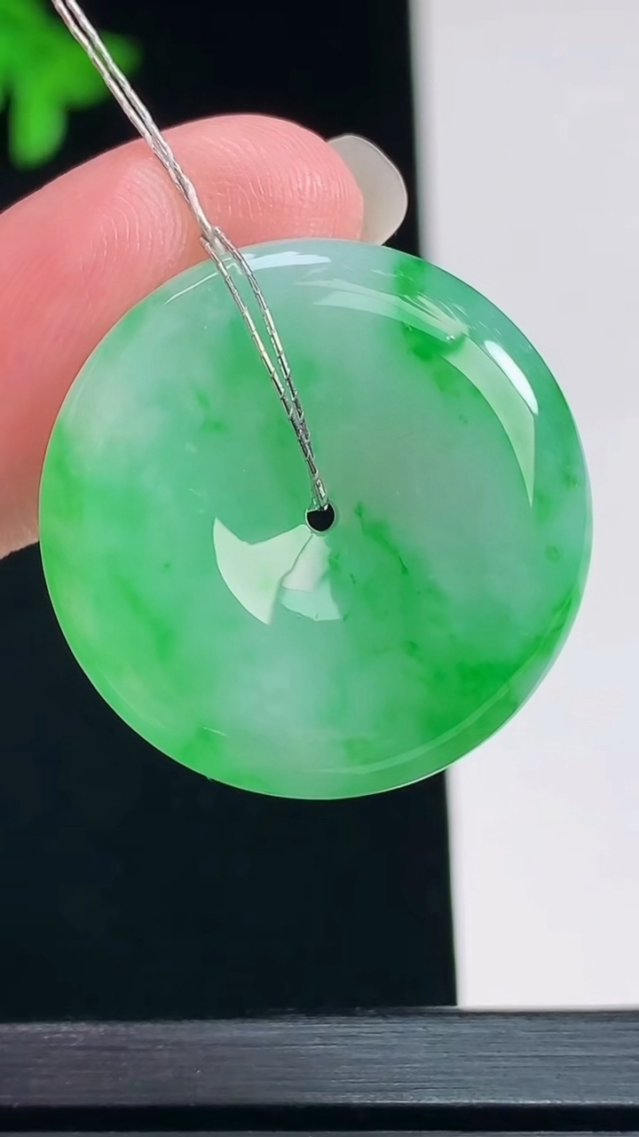 天然A货翡翠平安扣吊坠，尺寸26-5.6 重量:8.27g
7月23日