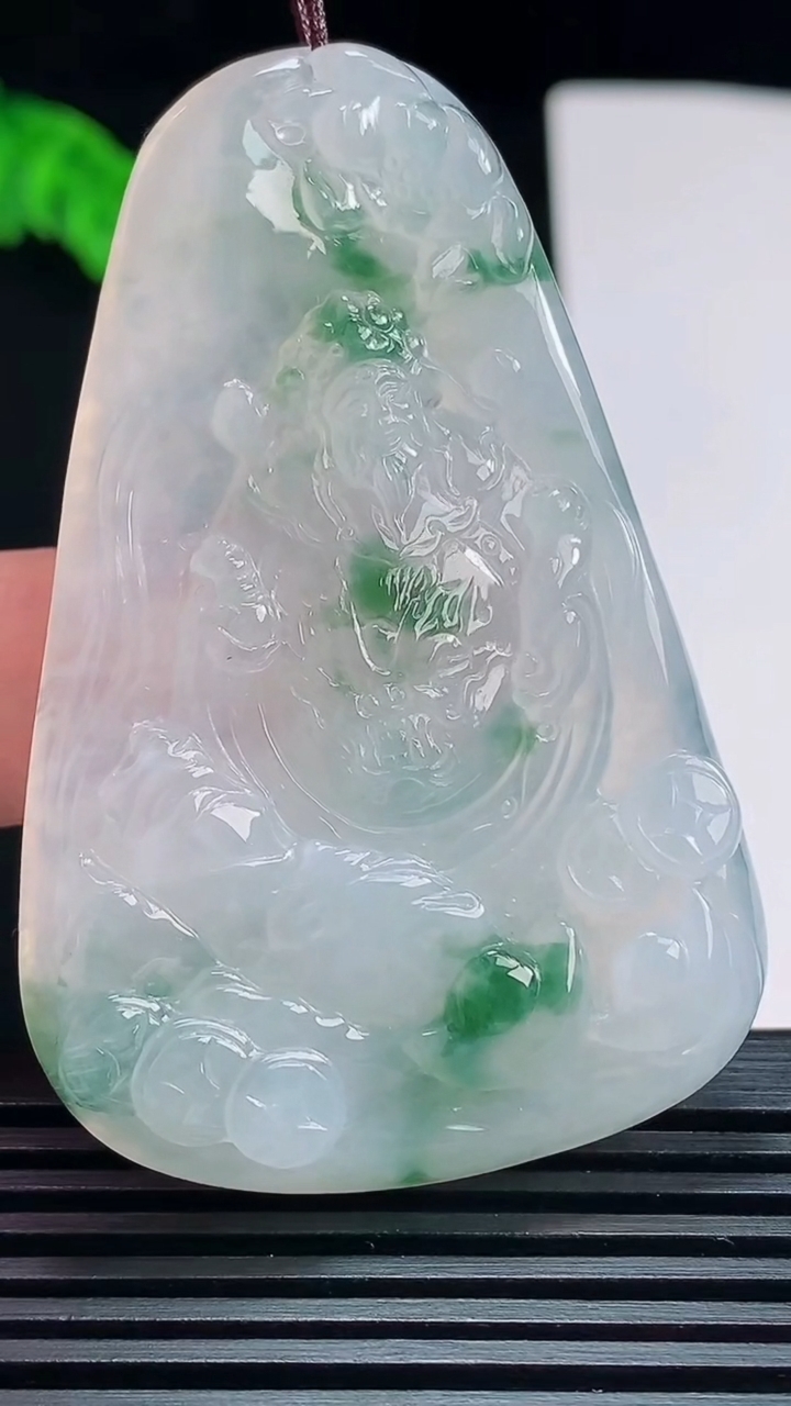 天然A货翡翠飘花财神爷吊坠，尺寸60.5-40-6.2 重量:29.15g
7月23日