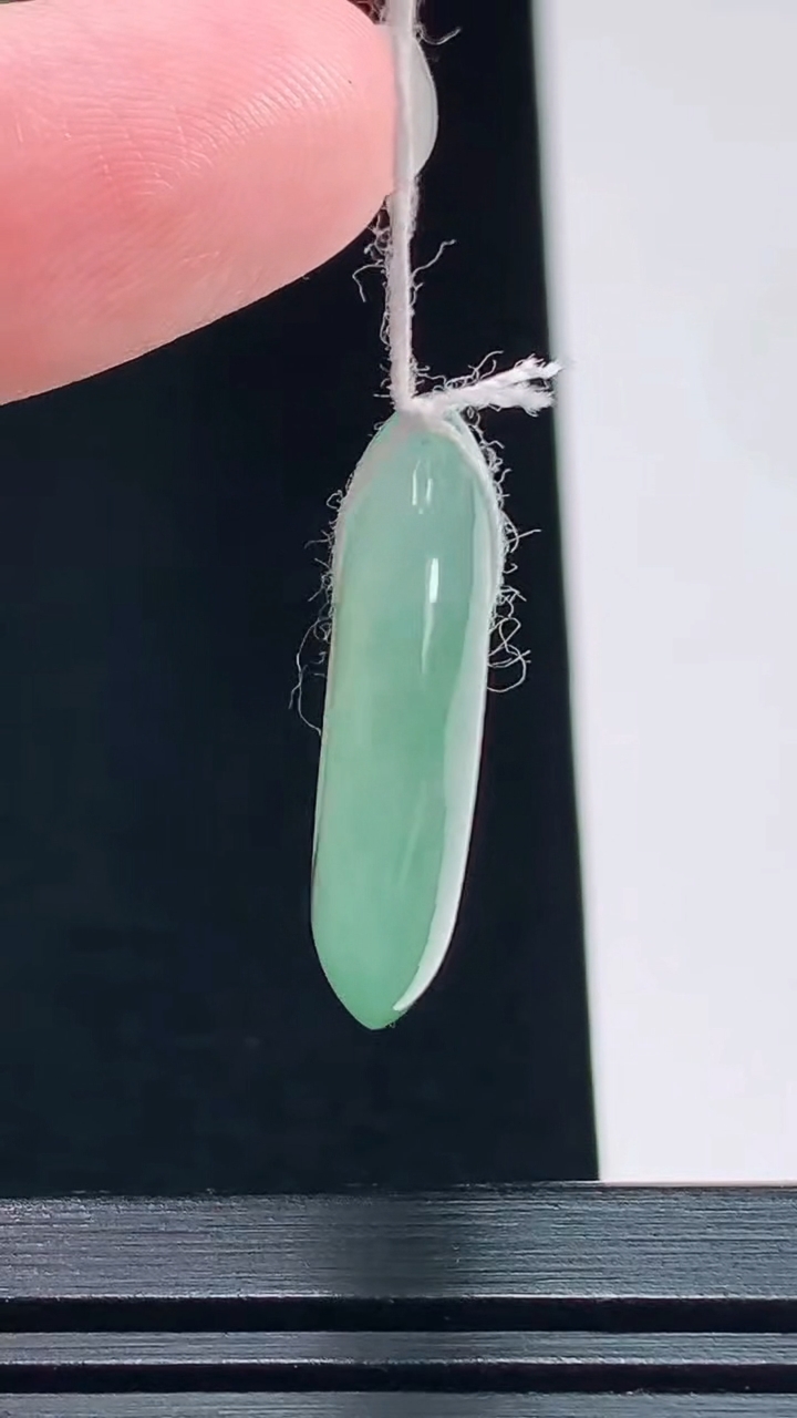 天然A货翡翠平安扣吊坠，尺寸24-5 重量:6.30g
7月23日