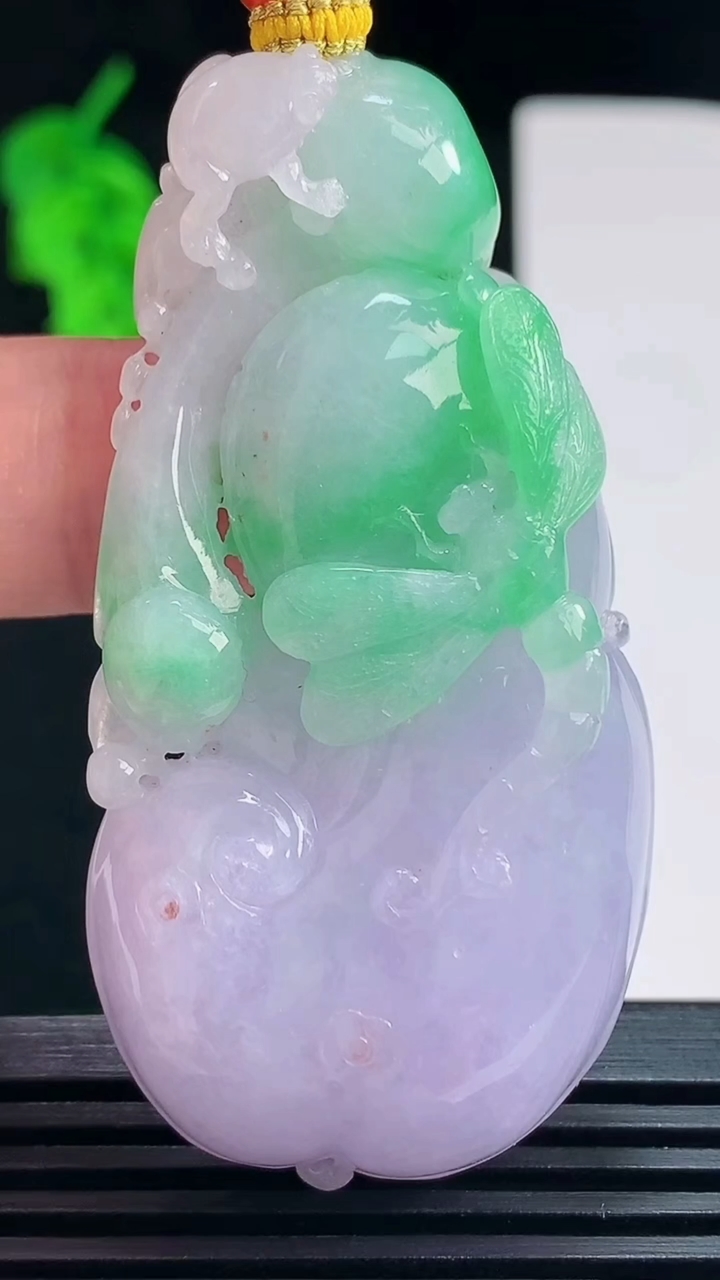 天然A货翡翠春带彩 紫罗兰如意吊坠，尺寸59-30-13 重量:40.94g
7月23日