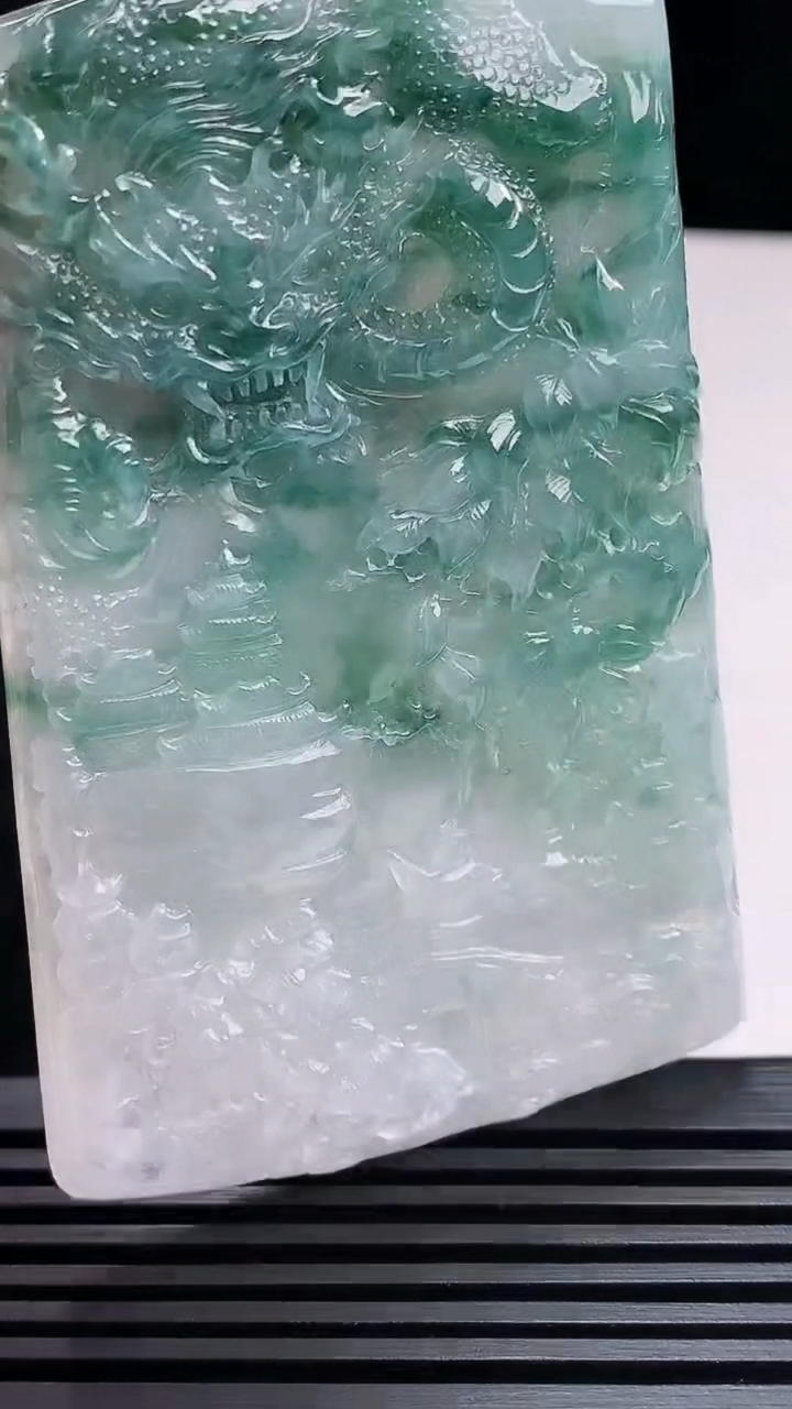天然A货翡翠 龙牌吊坠，尺寸76-47-5 重量:38.77g
7月23日