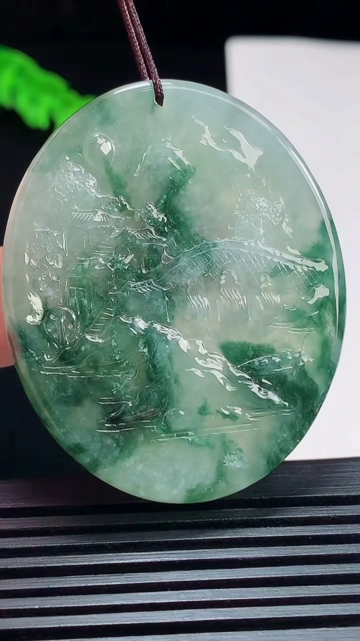 天然A货翡翠牌吊坠，尺寸51.5-42-5.2 重量:27.95g
7月23日