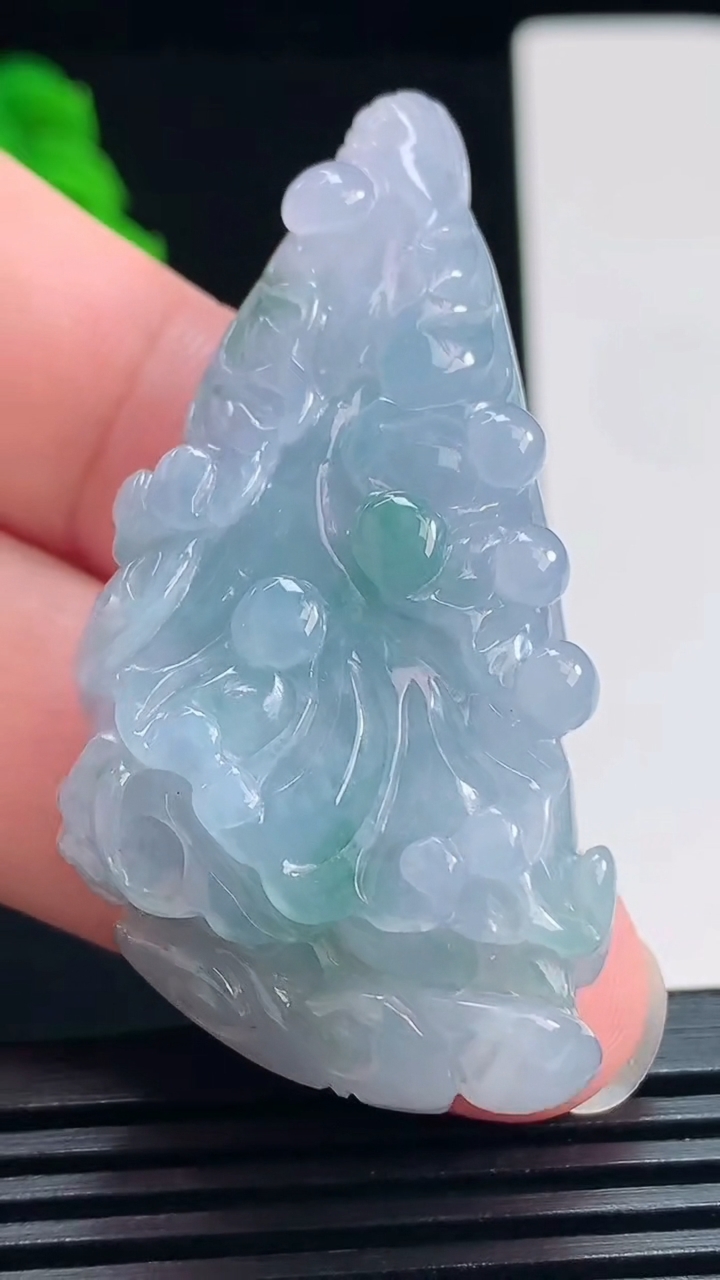 天然A货翡翠紫罗兰 飘花白菜吊坠，尺寸55-28-12.5 重量:30.33g
7月23日