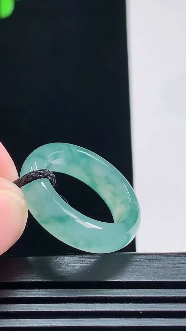 天然A货翡翠冰种飘花玉指环 戒指，尺寸15.6-6-3.5 重量:4.29g2026年7月23日
工厂直销收藏佳品,种好水足，色泽均匀，有种有色，上手高大气！