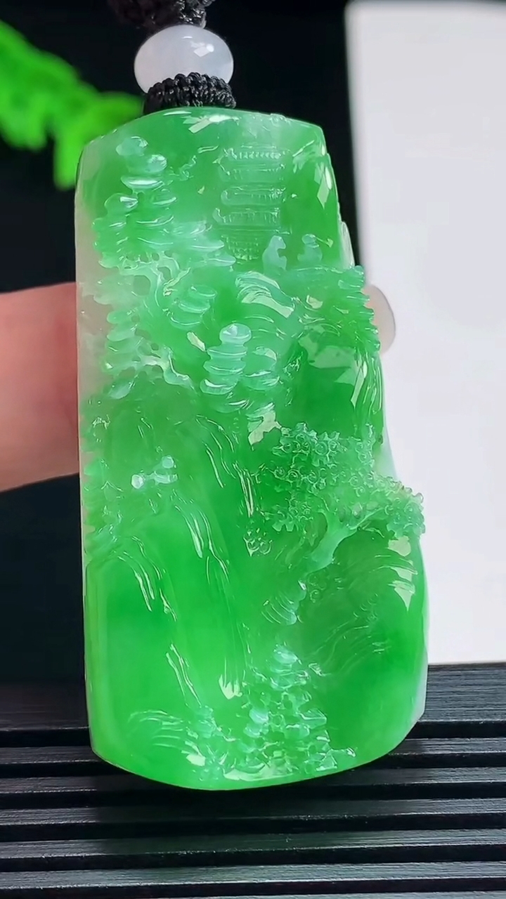 天然A货翡翠山水牌吊坠，尺寸49.6-25-9 重量:25.87g
7月23日